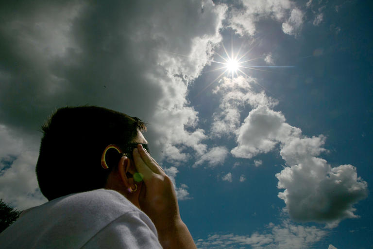 Solar eclipse What are the symptoms of eclipse blindness? What to look