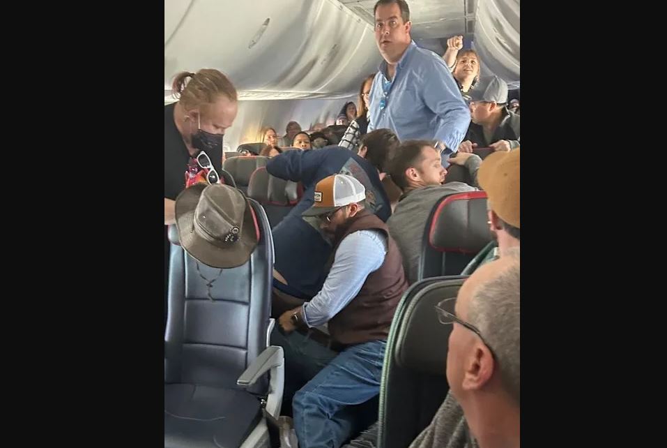 «εφιάλτης» σε πτήση: επιβάτες ακινητοποίησαν άνδρα που προσπάθησε να ανοίξει την πόρτα του αεροπλάνου