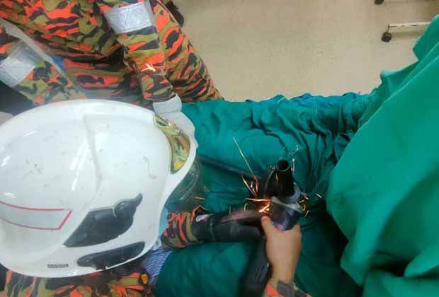 worker impaled by oil palm loading spike in sandakan