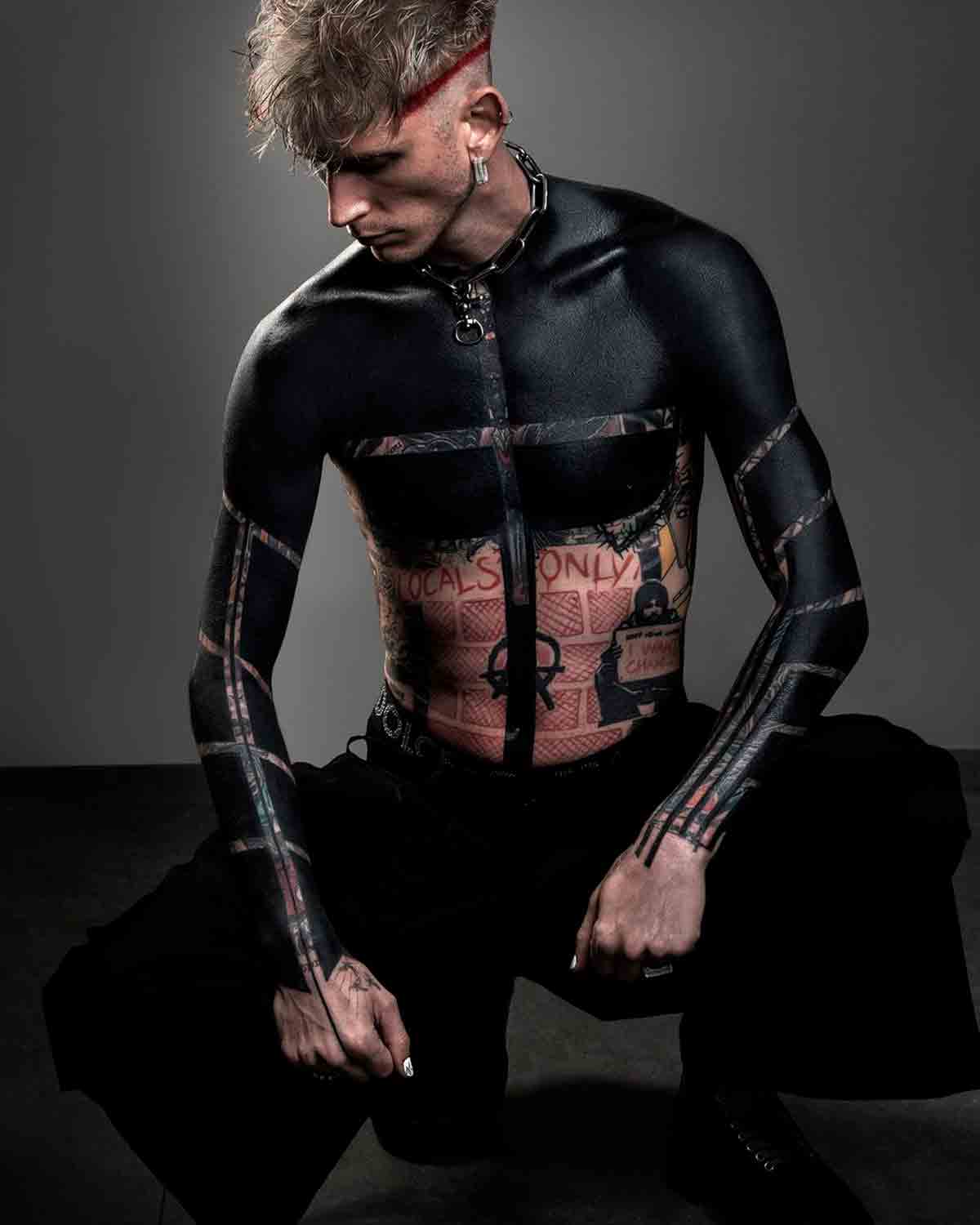 noivo de megan fox estreia nova tatuagem chocante cobrindo toda a parte superior do corpo em black ink