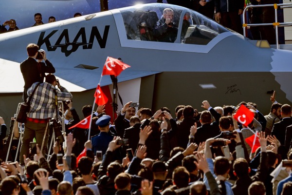 τουρκία: το εγχώρειας κατασκευής μαχητικό κααν πραγματοποίησε την παρθενική του πτήση
