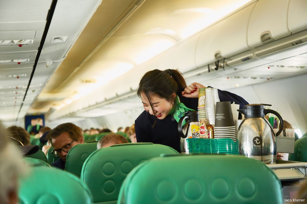 steward legt uit: hierom bestel je beter geen koffie in het vliegtuig en blijf je van het opbergvakje af