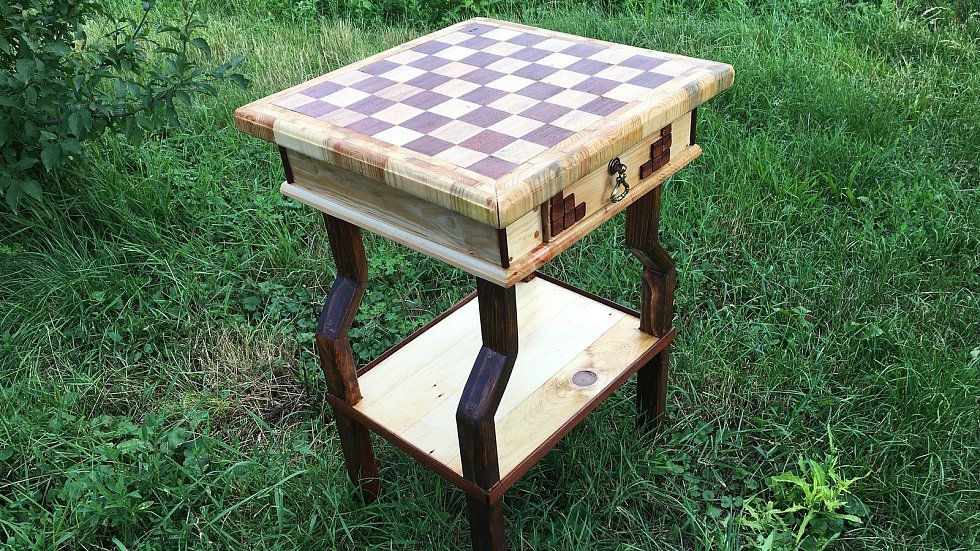 zootechnik z mělnicka si vyrobil jedinečný šachový stolek. dřevěný, za tisícovku