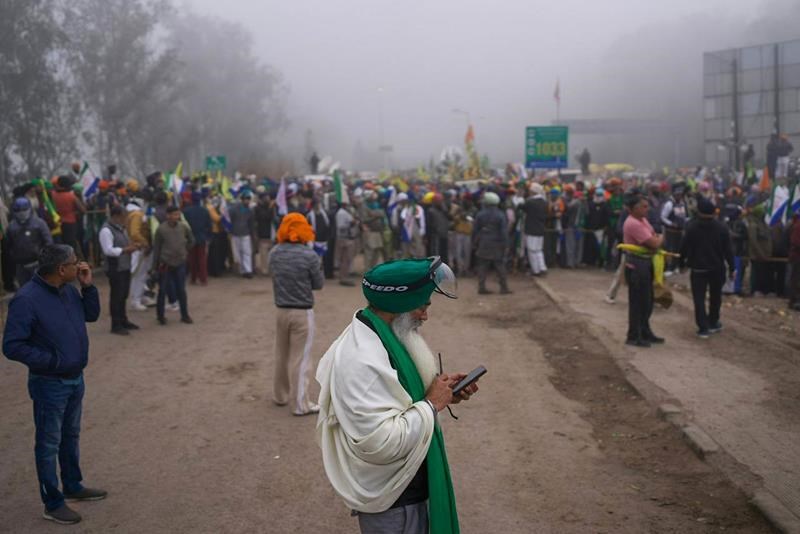 a young man dies as clashes erupt between police and protesting farmers in india