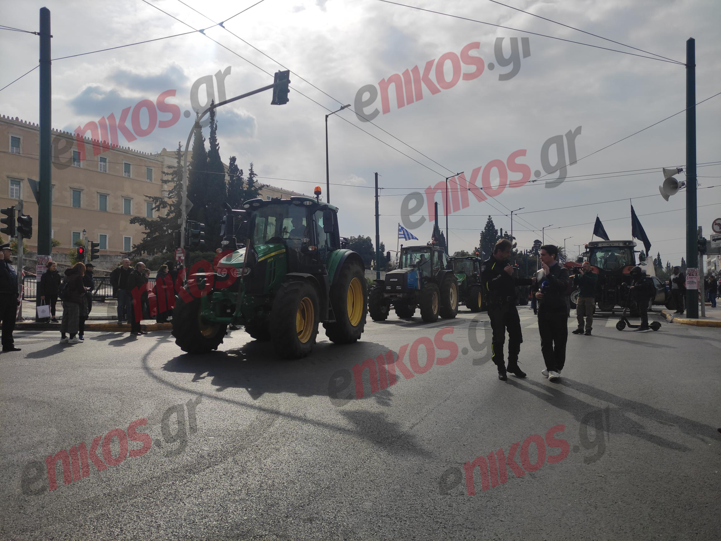 αναχωρούν οι αγρότες από το σύνταγμα εν μέσω χειροκροτημάτων – «φεύγουμε με δάκρυα χαράς» λένε στο enikos.gr