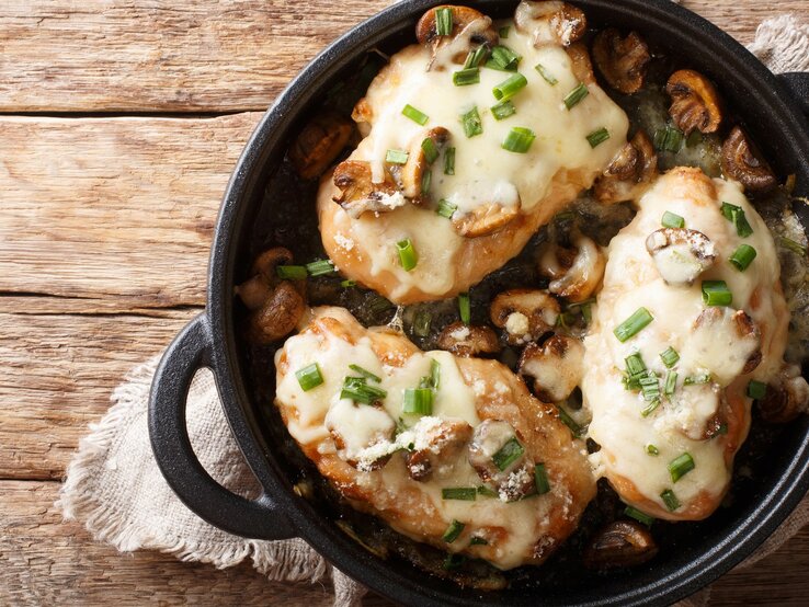 Überbackene Hähnchenbrust mit Champignons, Lauch und Mozzarella