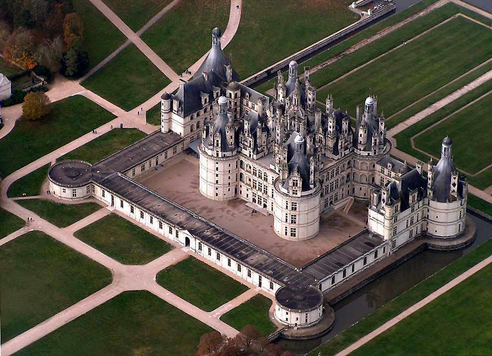 <p>Built in 1519 as a hunting lodge for King François I, this magnificent chteau has <strong>over 400 rooms, 280 fireplaces, 80 staircases,</strong> and even a decorative moat. </p>  <p>The king was a fan of Leonardo da Vinci work, and certain aspects of the castle, like its double helix staircase, where inspired by the artist.</p>
