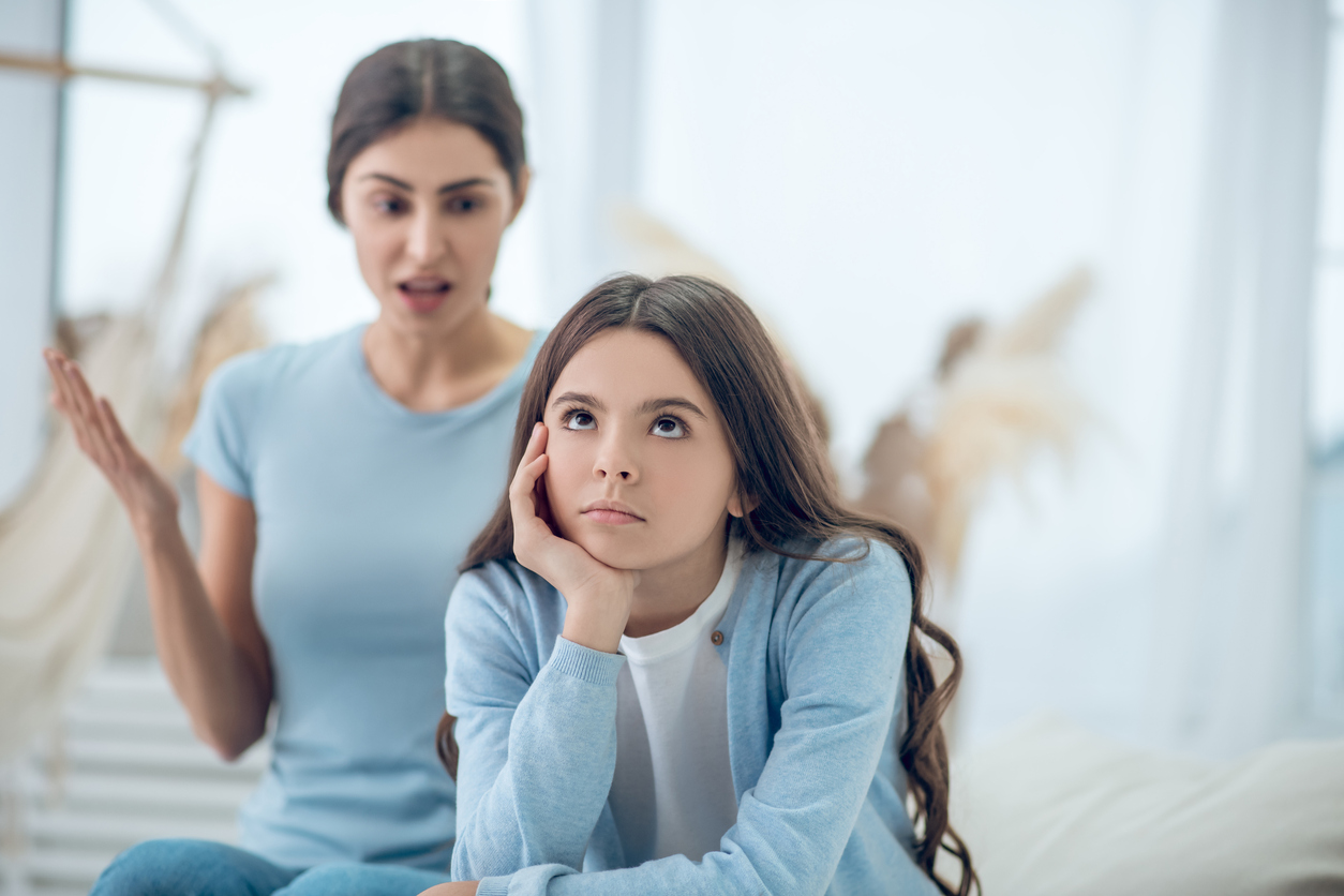 εφηβεία: 3 λόγοι που τα παιδιά απομακρύνονται από τους γονείς τους