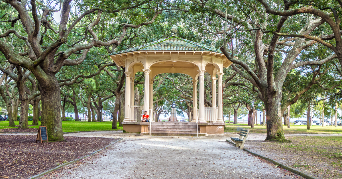 <p> In the heart of Charleston’s historic downtown district, White Point Garden has plenty of beautiful green space to enjoy, as well as historical landmarks like Civil War cannons, monuments, and statues. Visiting the garden is an excellent (and free) way to while away a sunny afternoon.  </p>