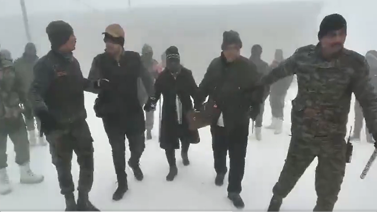 indian army rescues 500 tourists stranded due to heavy snowfall in sikkim’s gangtok | video