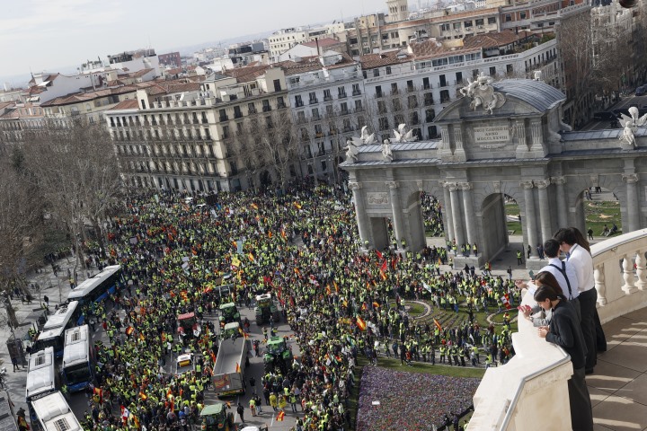 milhares de agricultores manifestam-se em espanha, 4.000 nas ruas de madrid