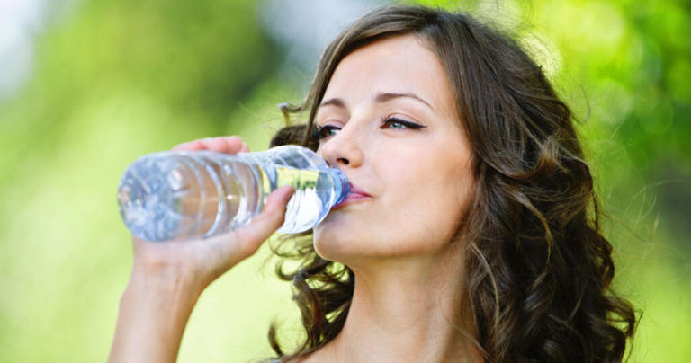 Dehydration can cause a buildup of wastes and acids in the body. This can clog the kidneys with myoglobins (aka muscle proteins). Dehydration can also lead to kidney stones and urinary tract infections, both of which can cause kidney damage if left untreated. When you drink enough water, kidney stones cannot form as easily because the stone-forming crystals cannot stick together. Water also helps dissolve antibiotics that treat urinary tract infections, which makes them more effective. Finally, water helps you make more urine to flush germs. You can tell if you are adequately hydrated by looking at the color of your urine. You likely need to drink more water if it is a very dark yellow. Pale yellow urine is a sign that you're drinking enough. If it is dark yellow, no matter how much you drink, you should talk to your healthcare practitioner [4]. Read More: 7 early warning signs that cancer is growing inside your kidneys