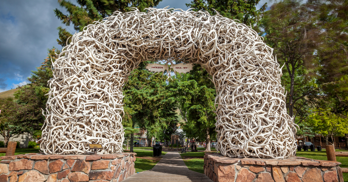 <p> Jackson Town Square sits at the center of culture and business in the area. Guests can take a leisurely stroll, enjoying the stunning arches made from elk antlers, check out local restaurants and art galleries, and in the summer, the Jackson Hole Historical Society & Museum even offers free walking tours.  </p>