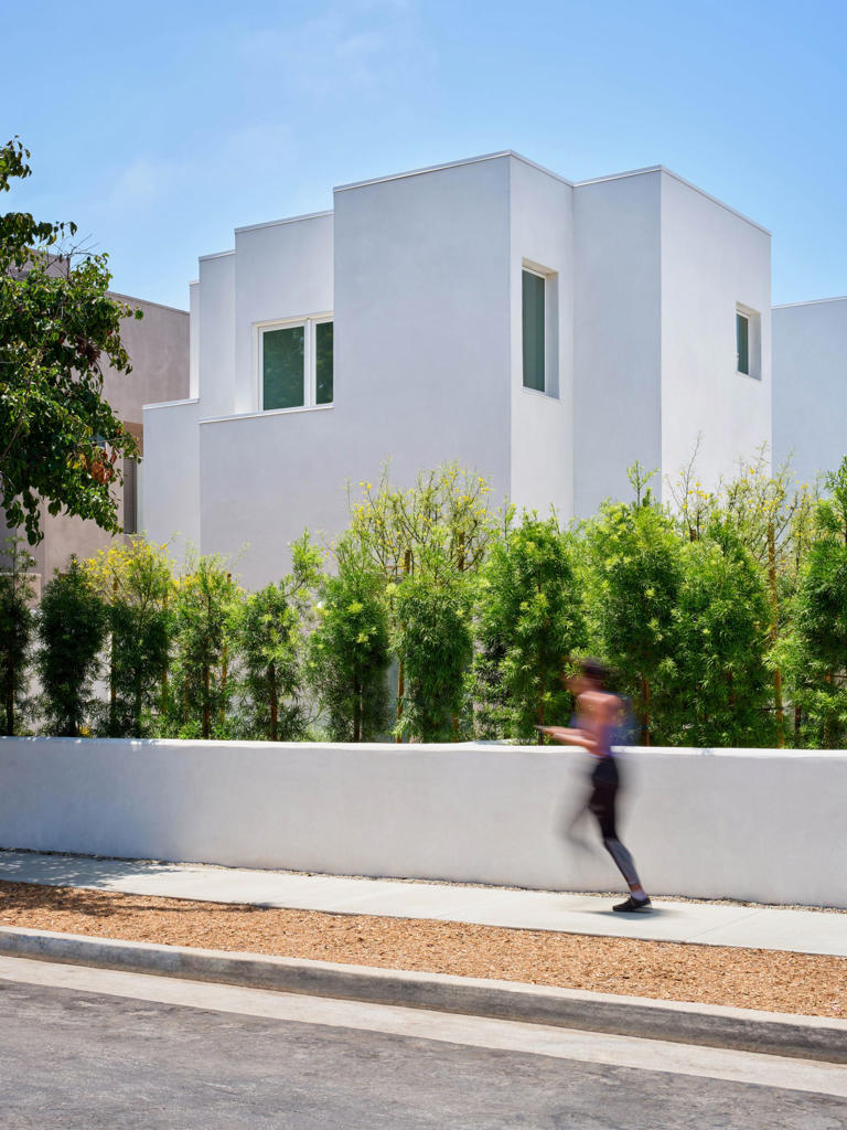 Inaba Williams creates mirrored stucco-clad residences in California