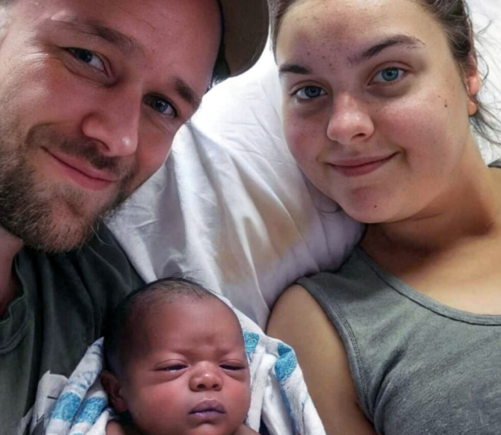 το θαύμα της γενετικής: εκείνη και ο σύντροφός της είναι λευκοί αλλά το μωρό τους είναι μαύρο επειδή είχε αφροαμερικανικό dna