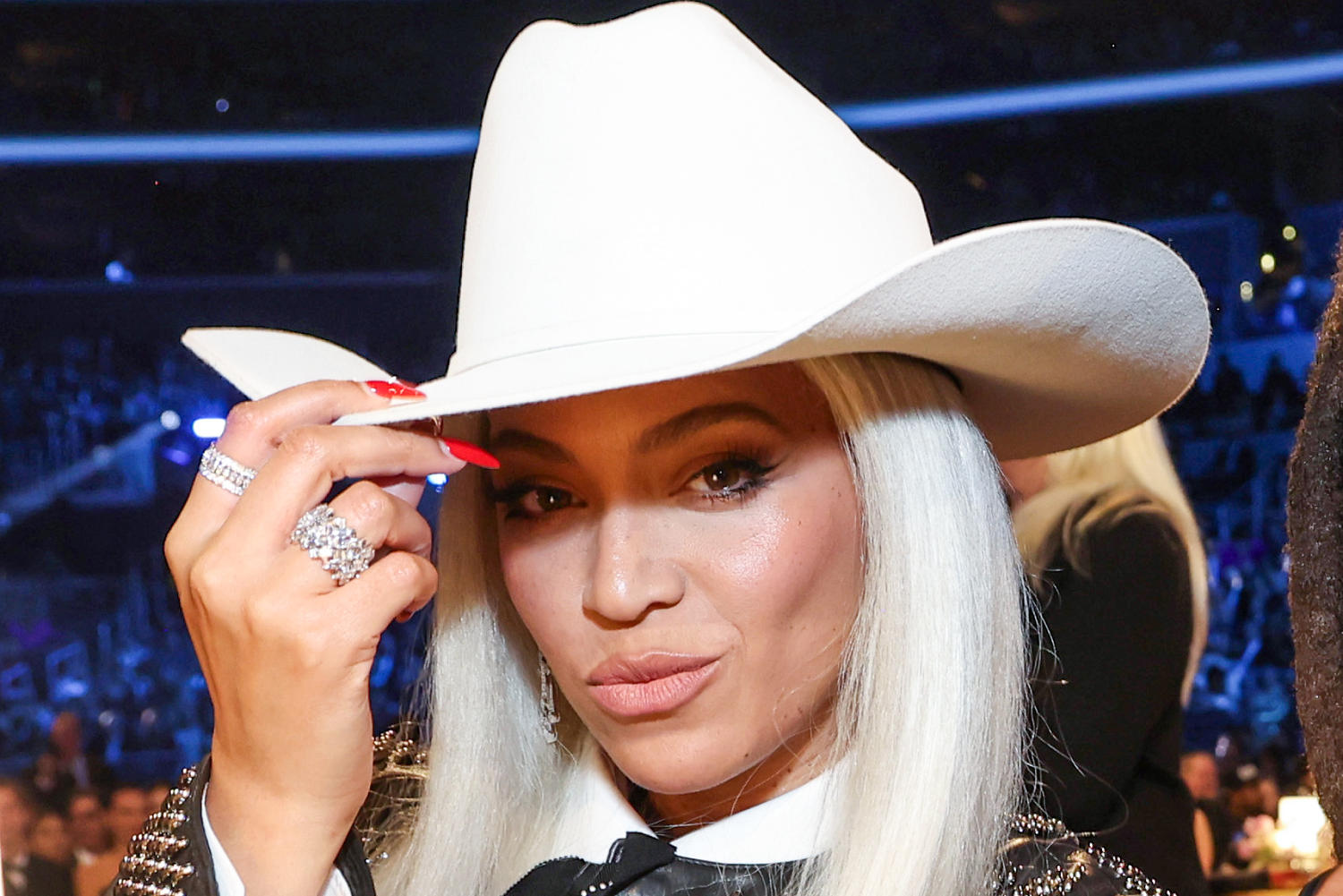 beyoncé tops billboard country chart with genre debut “texas hold ‘em”