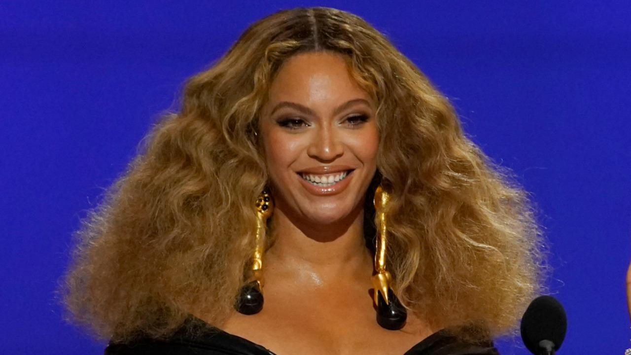 beyoncé makes history as she tops billboard’s country-music chart