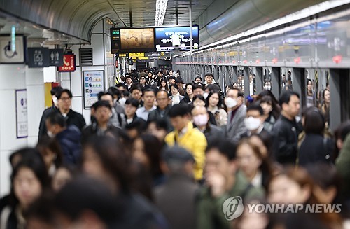 폭설로 선로 얼어 서울 지하철 5호선 전 구간 25분씩 지연