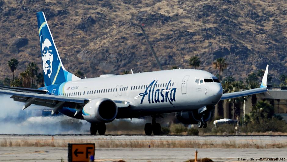 boeing 737 max executive to leave after latest grounding