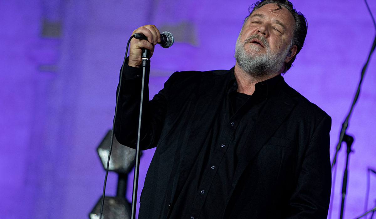 'i lumped the emeralds with the coal' russell crowe redeems himself after irish tour gaffe