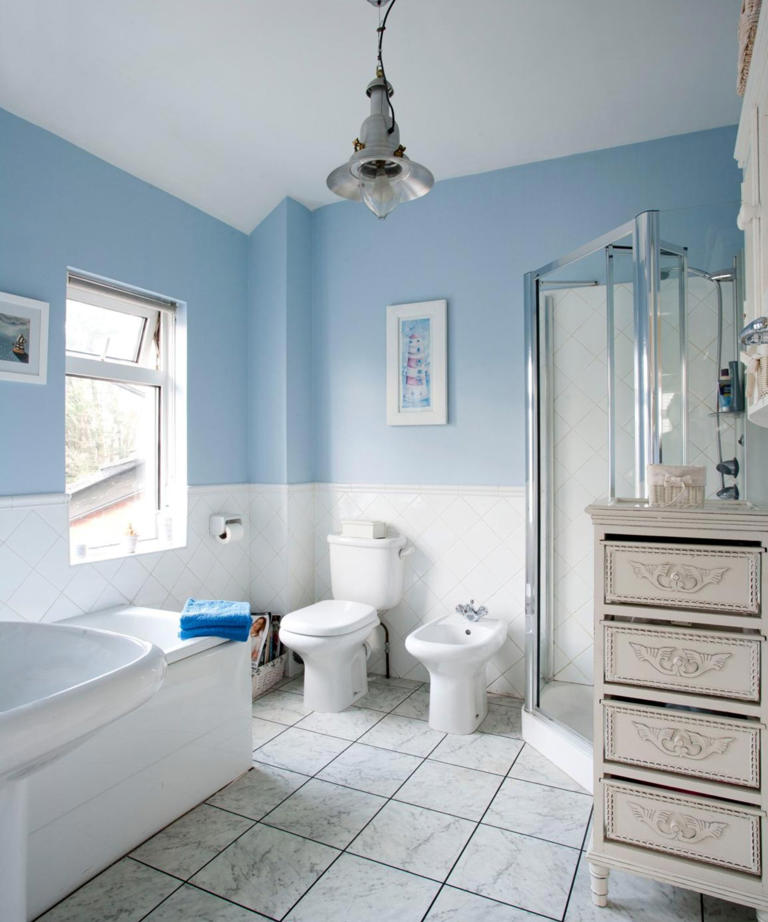 The 10 Best Paint Colors For Small Bathrooms, According To Design Experts