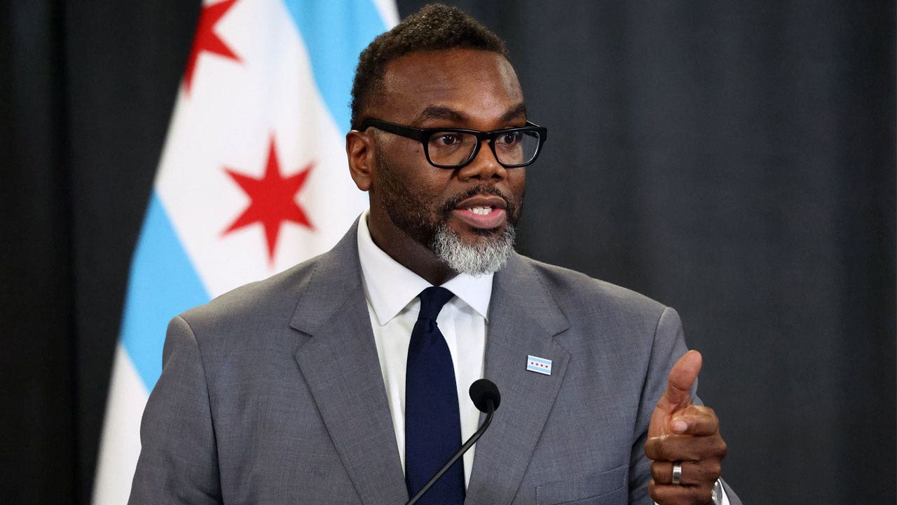 chicago voter confronts mayor johnson over 'disrespectful' migrant funding, says city united against him