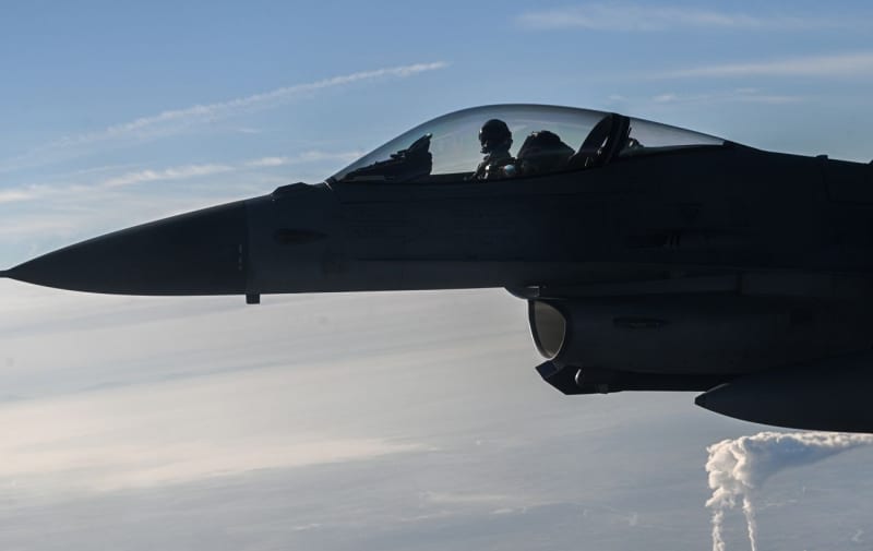 air force says when ukrainian pilots will complete f-16 training in us
