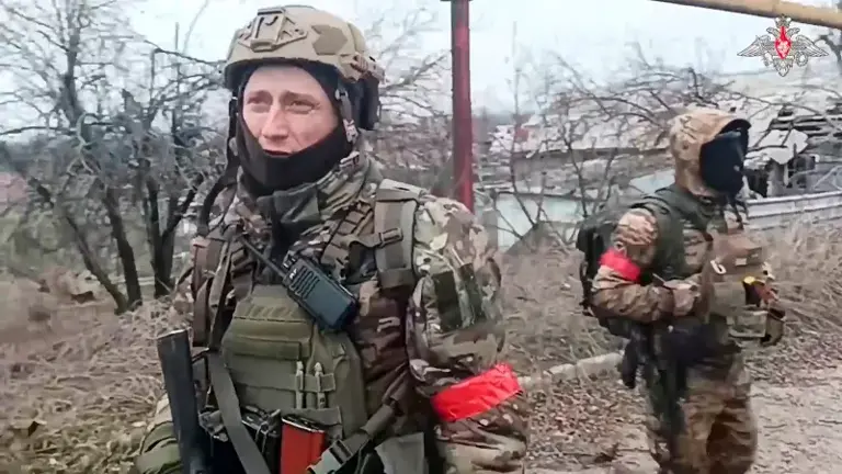 ▲烏克蘭宣布撤離烏東戰略城鎮阿夫季夫卡（Avdiivka），圖為俄國國防部公布的、攻克當地的俄國士兵。（圖／美聯社／達志影像）