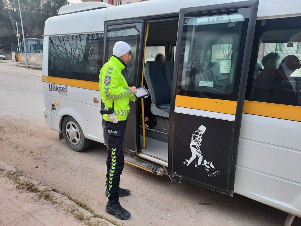 Manisa’da 2 Okul Servisi Trafikten Men Edildi