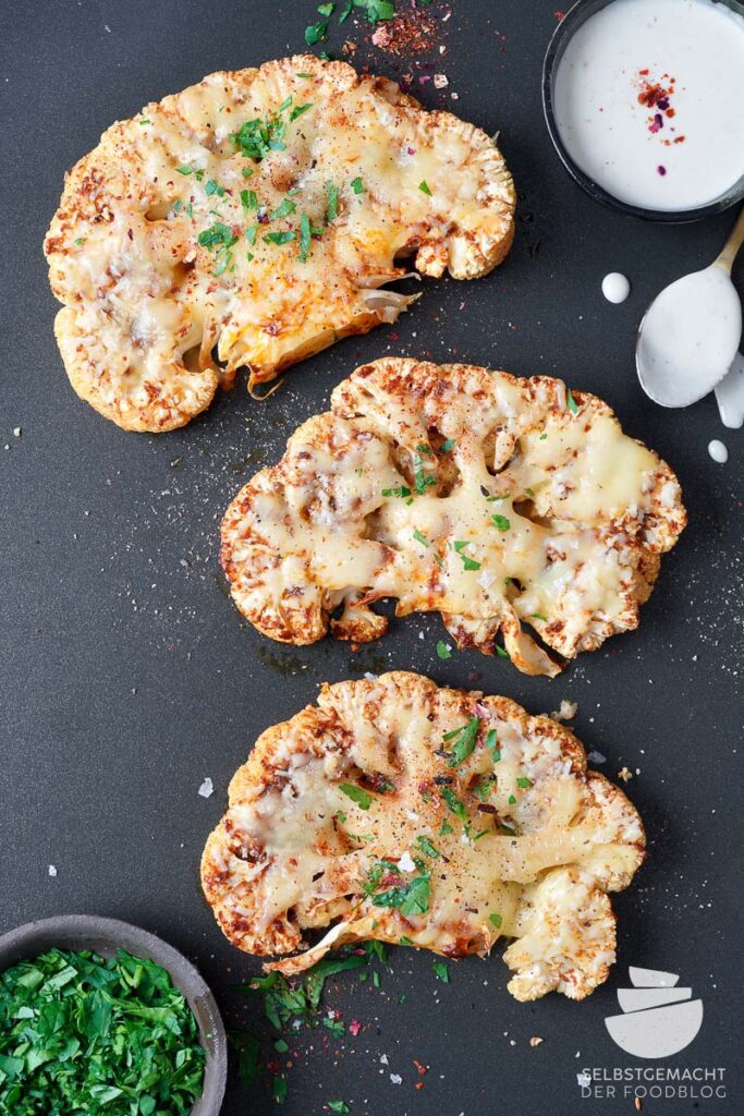 Marinierte Blumenkohlschnitzel mit Käse