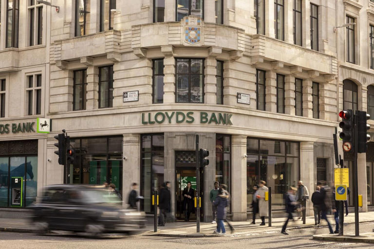 Lloyds Banking To Start $2.5 Billion Buyback After Profit Beat Expectations