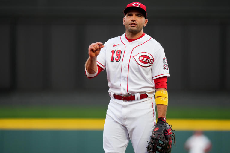 Reds open to a post-playing role for Joey Votto