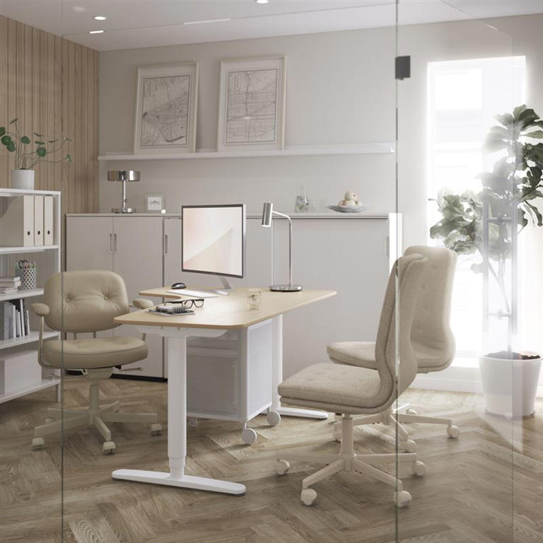 BEKANT左側轉角電動升降桌，桌面高低可以自由調整，坐著或站著，都能讓你更舒適工作。（圖／品牌業者提供）