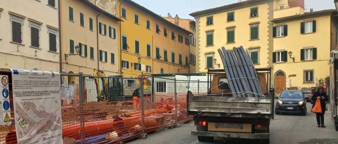 piazza del popolo, l’accelerata. il cantiere e le nuove tubazioni