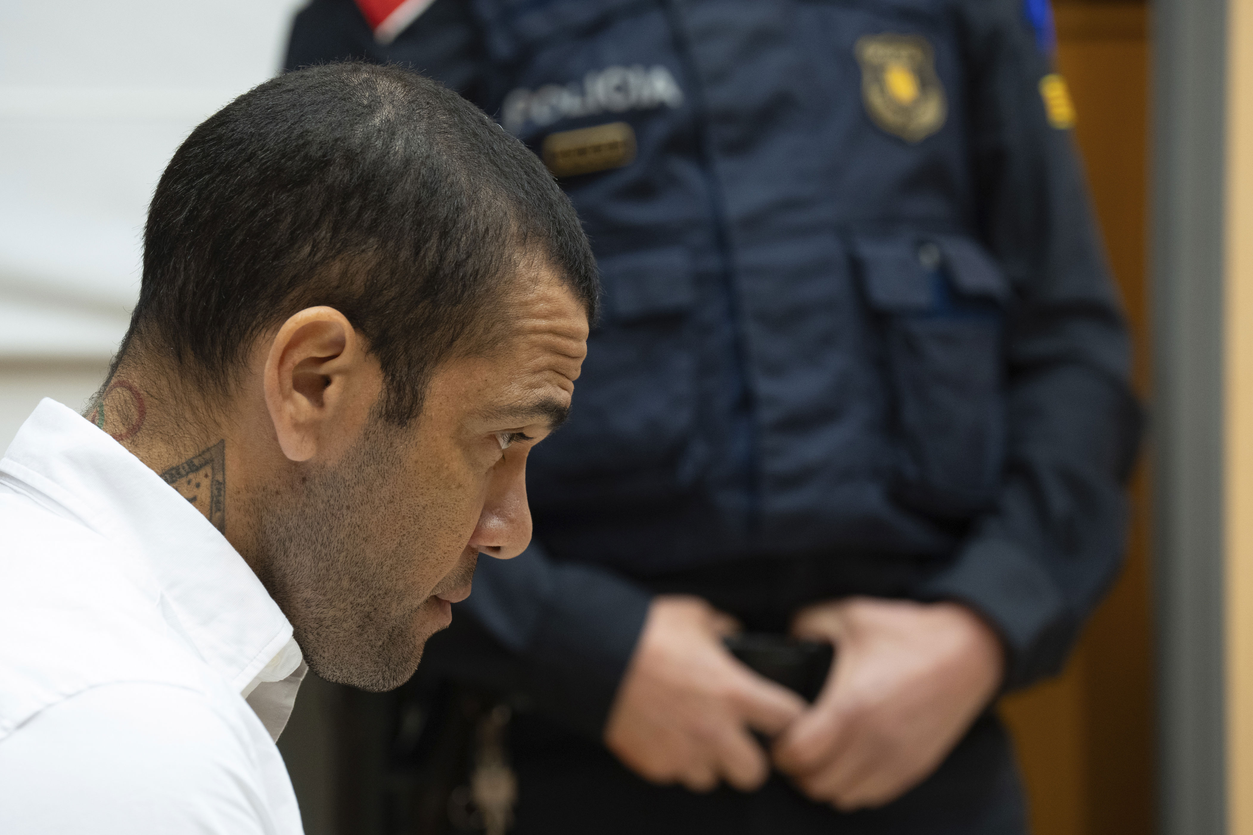 dani alves dømt til over fire års fengsel for voldtekt