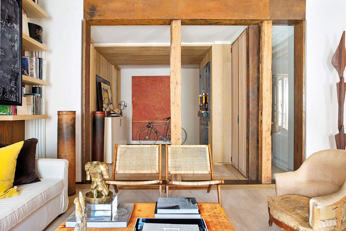 un piso en chueca, madrid, reformado con ladrillo visto y vigas de madera y una decoración tan elegante como acogedora