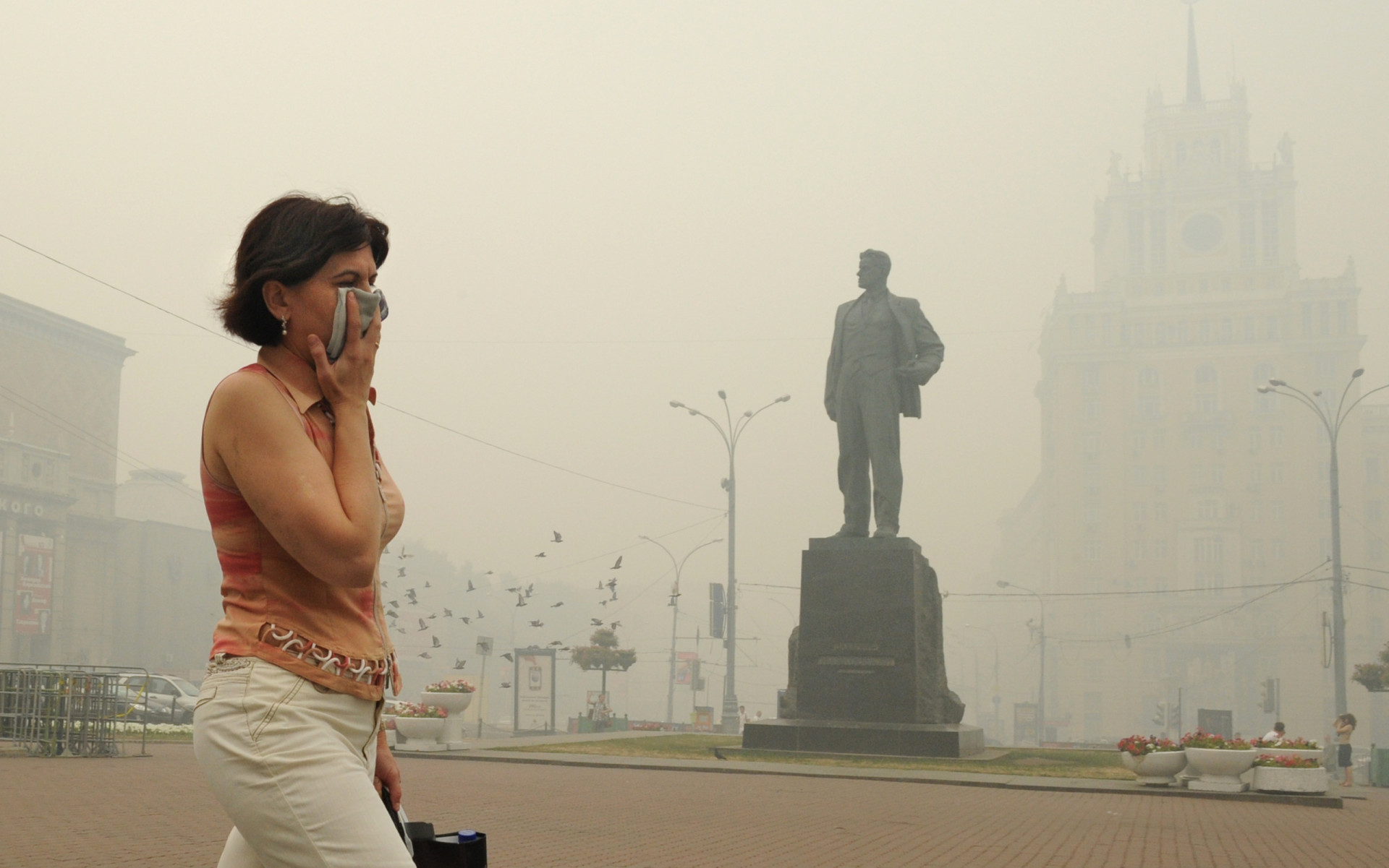 Я уже смог. Смог в Москве 2010. Москва лето 2010 смог. Лето 2010 жара в Москве смог. Дым в Москве 2010.