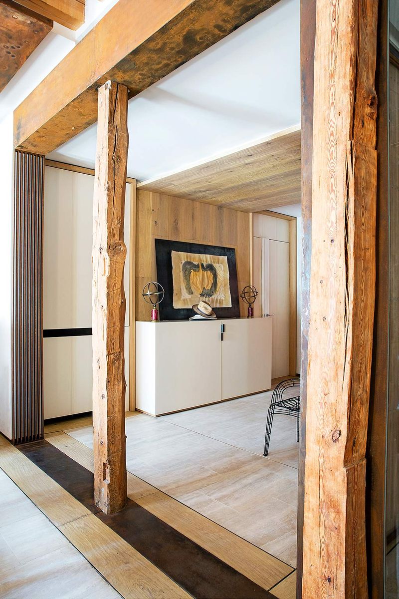 un piso en chueca, madrid, reformado con ladrillo visto y vigas de madera y una decoración tan elegante como acogedora