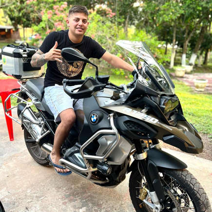 O influenciador João Victor Bezerra de Souza, conhecido como "Vitinho Cell", de 22 anos, foi brutalmente executado a tiros na tarde desta quarta-feira na Zona Sul de Manaus, Amazonas.