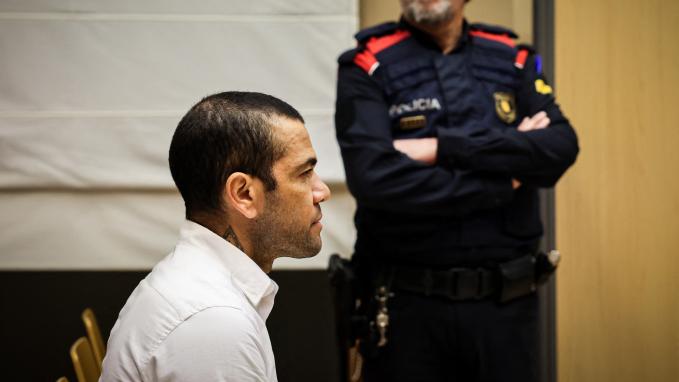 espagne : l'ancien footballeur du barça et du psg daniel alves condamné à quatre ans et demi de prison pour viol