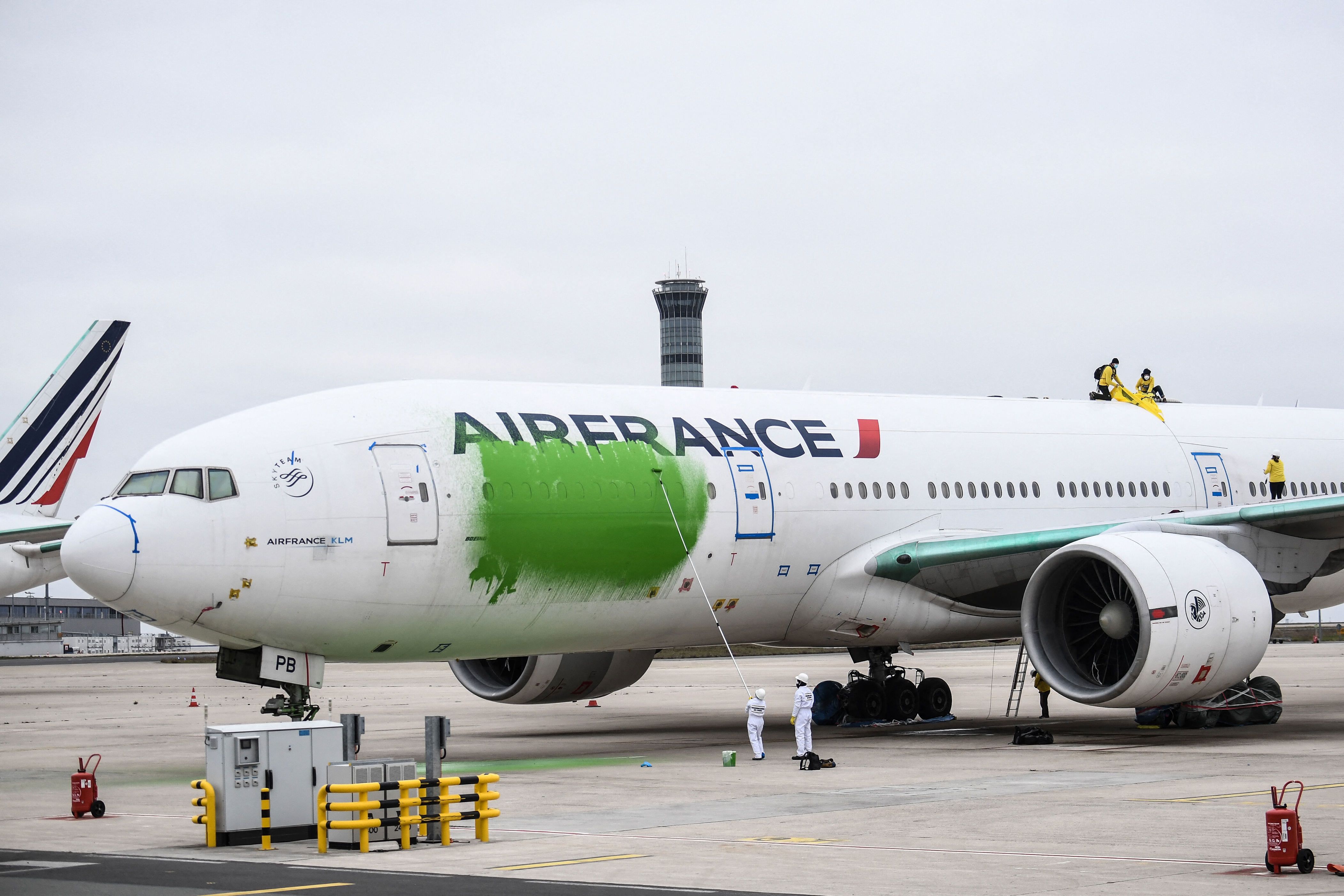 avion repeint en vert à roissy : neuf militants écologistes condamnés de 700 à 1 200 euros d’amende