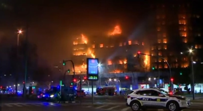 incêndio de grandes dimensões destrói prédio de 14 andares em valência, espanha