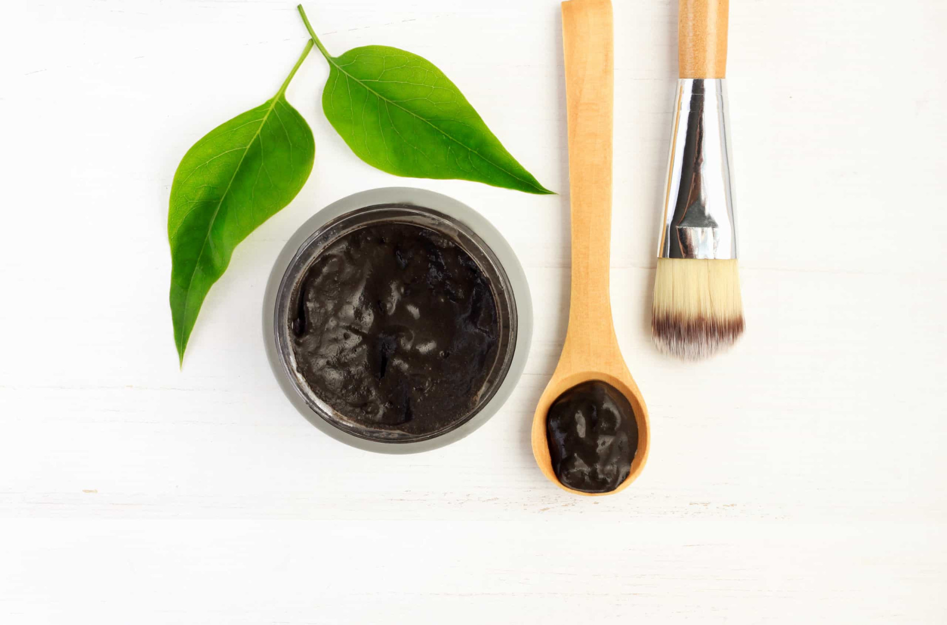 <p><span>Spas will often offer you a choice between a seaweed or mud mask. Seaweed masks are difficult to do at home, but you can make a simple mud mask with cosmetic clay. </span></p>