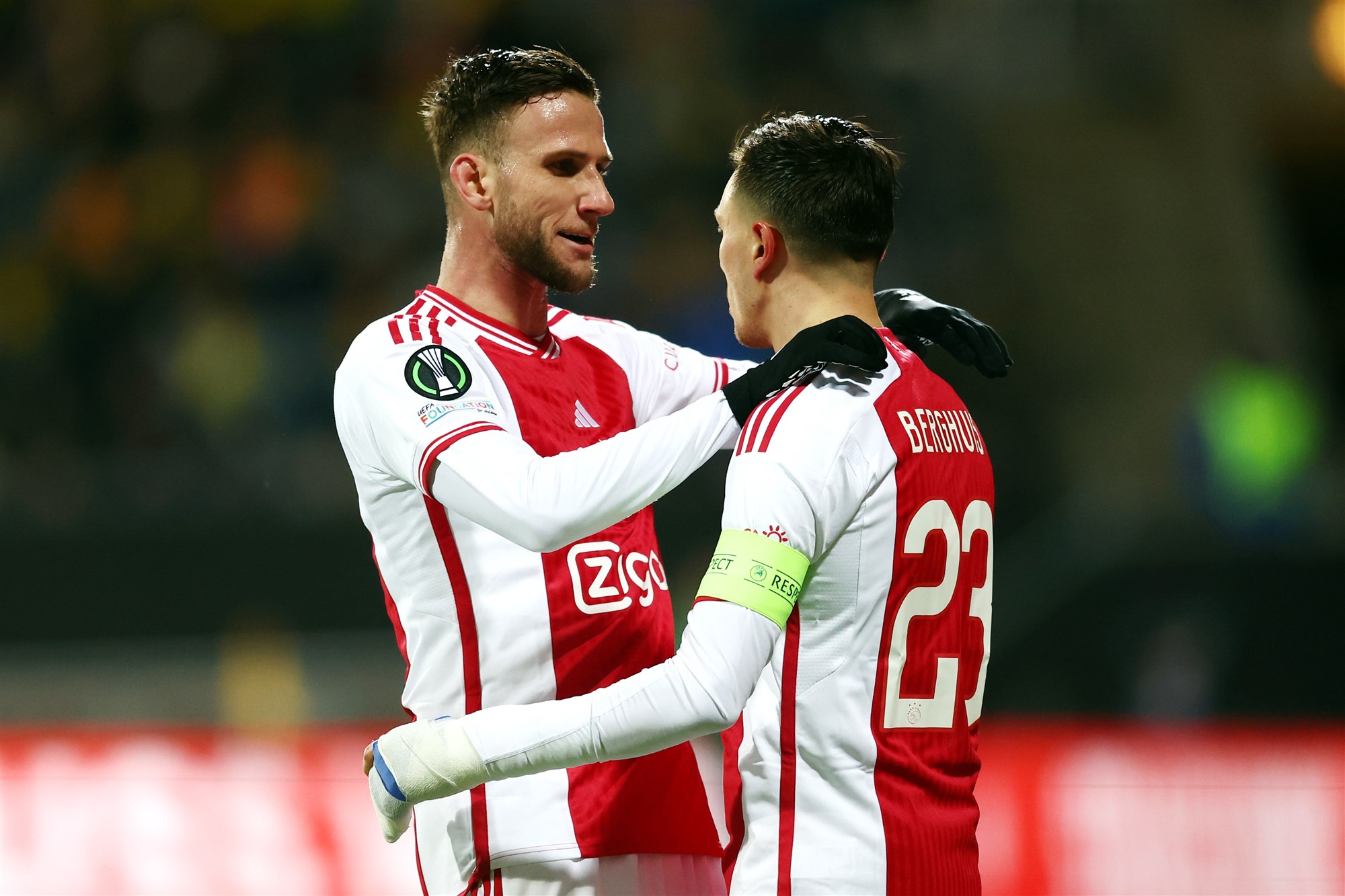 Met De Hakken Over De Sloot: Ajax Door In Conference League Na Winst ...