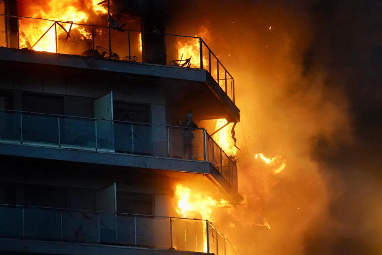 Una persona espera el rescate de bomberos durante el incendio que ha consumo el edificio residencial en Valencia, el 22 de febrero de 2024. Foto: Europa Press