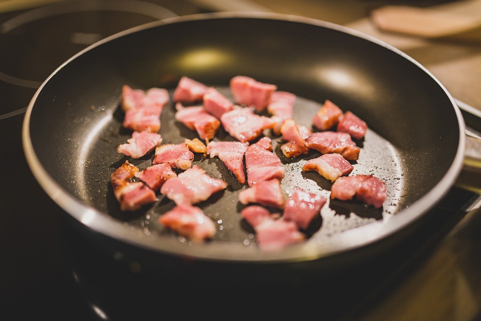 hořčice pomůže v kuchyni mnoha způsoby – kromě dochucování pokrmů si poradí i s čištěním mastného a zašlého nádobí