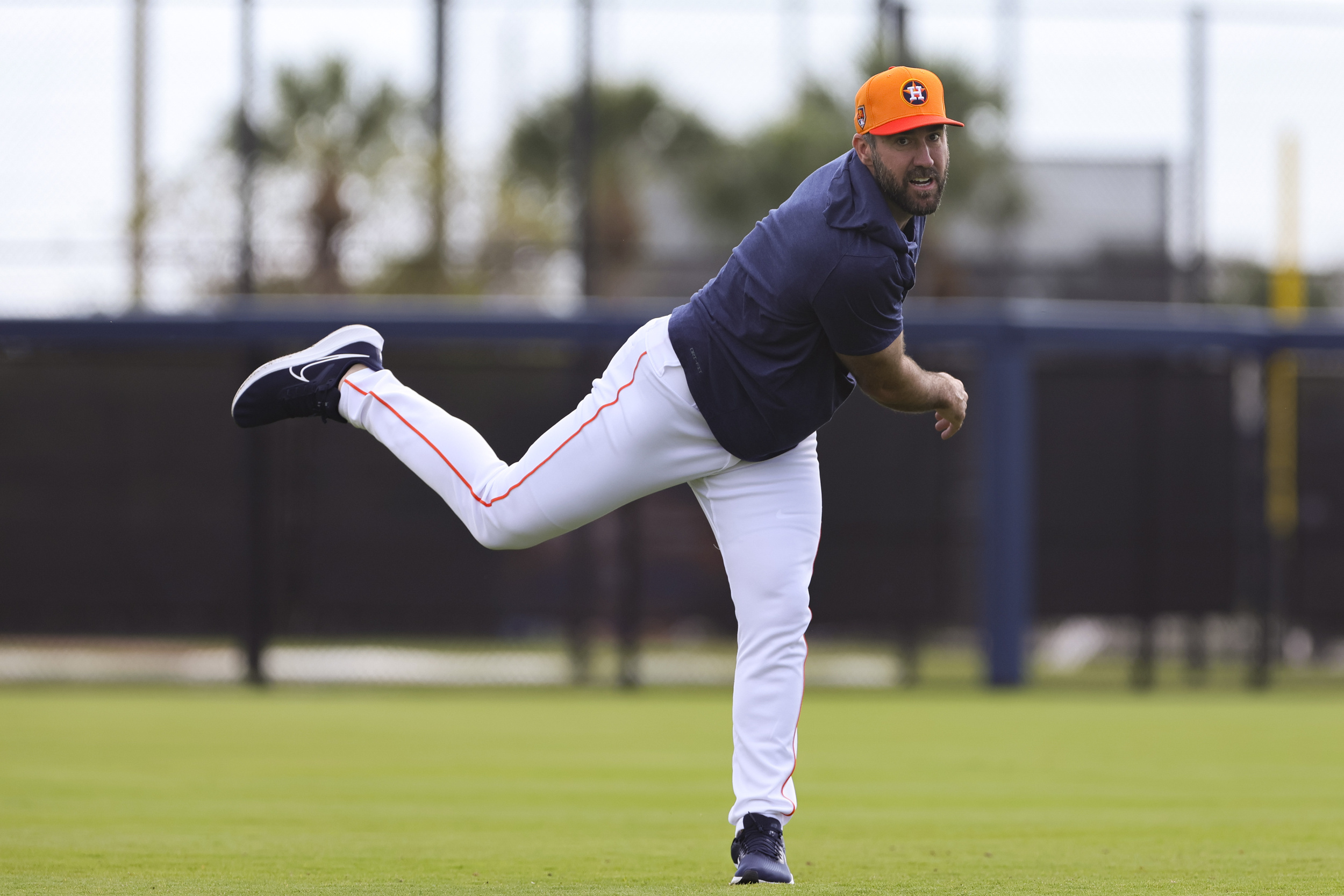 injured astros ace throws bullpen session