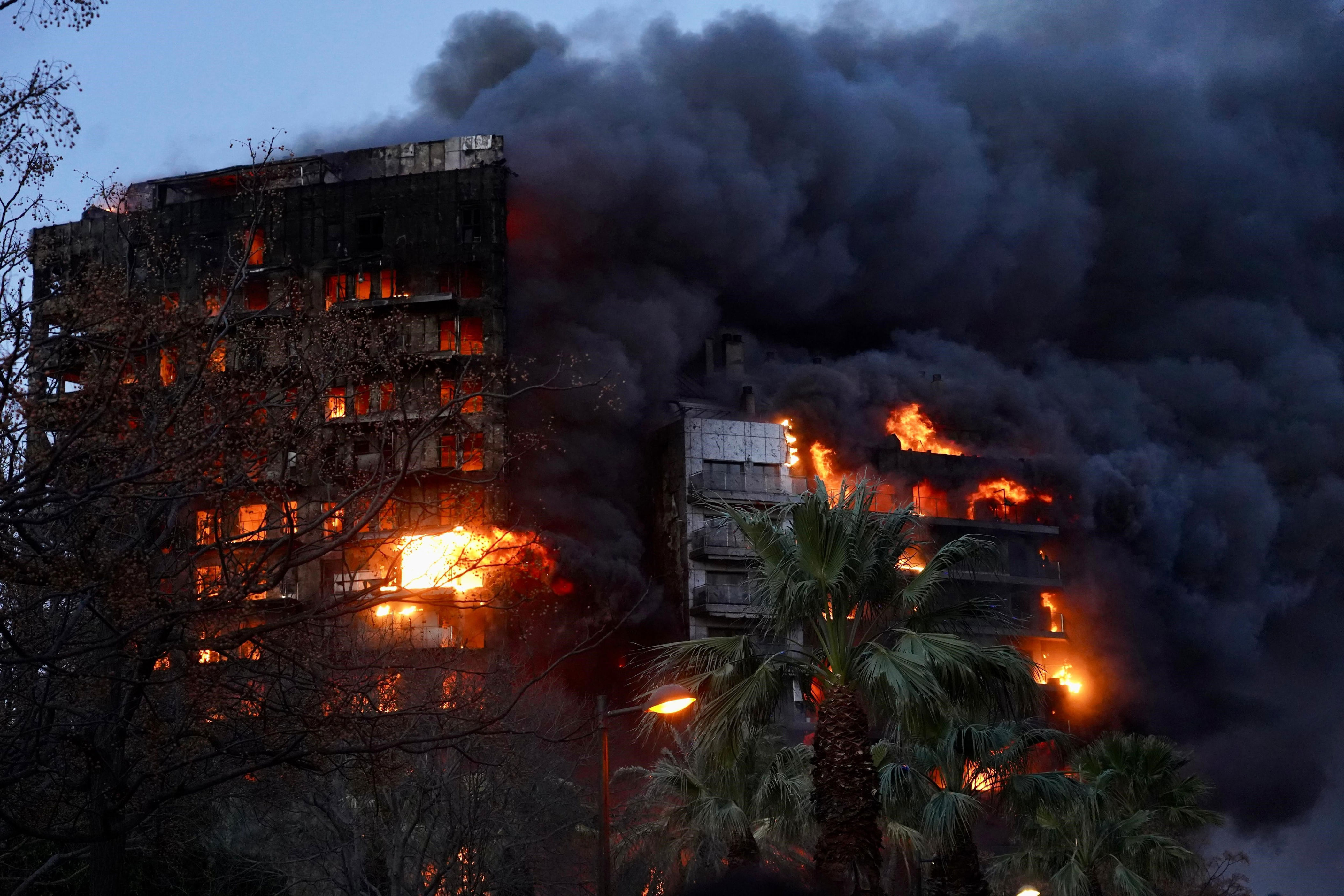 cónsul en valencia revela el estado de chilena afectada por el incendio en la ciudad española