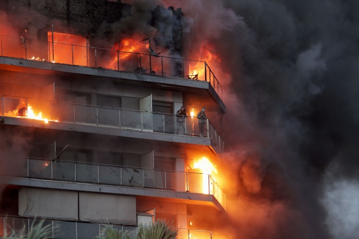 pelo menos 13 feridos em incêndio em prédio de 14 andares em valência, espanha