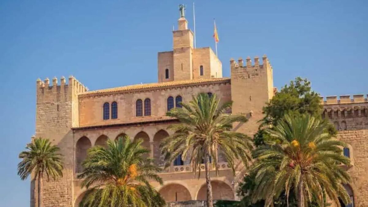 <p>The Royal Palace of La Almudaina is owned and used by the Spanish Royal Family when they visit the island of Mallorca. </p><p>It is considered to be one of the most popular tourist attractions on the island and is known for its distinct and intricate architecture. </p>